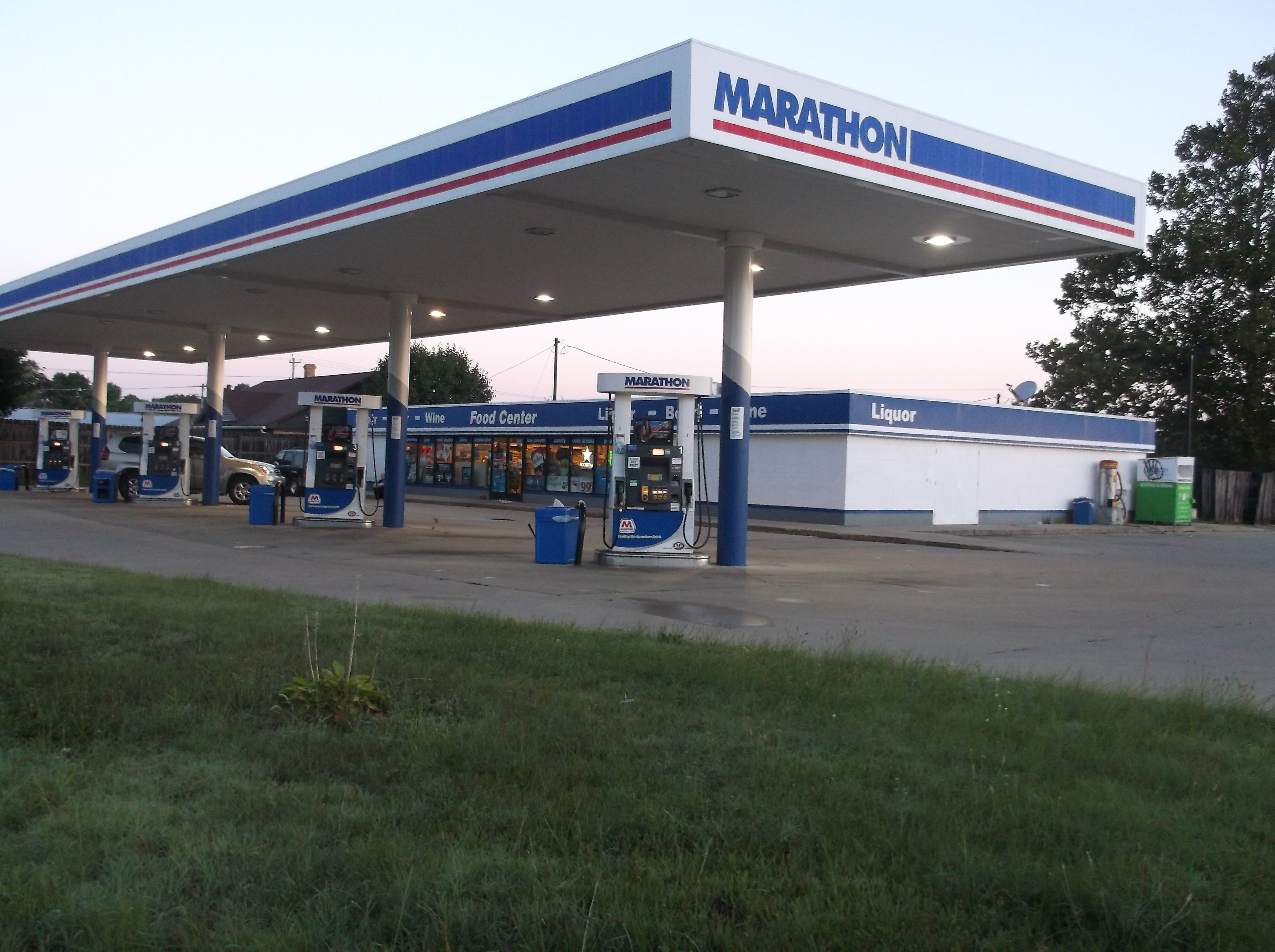 Crooks cut hole through convenience store wall