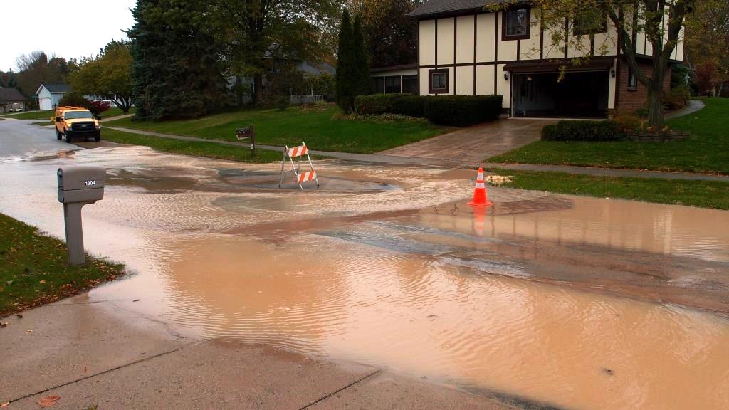 Water main break floods Grand Rapids street