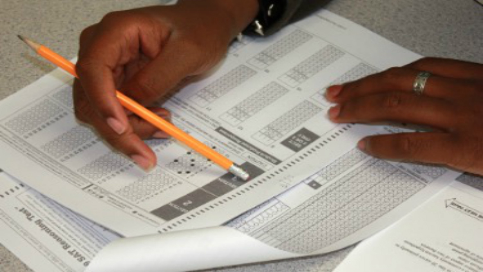 Report: SAT to assign score to reflect social, economic background